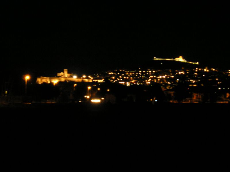 Assisi at night from below (large)