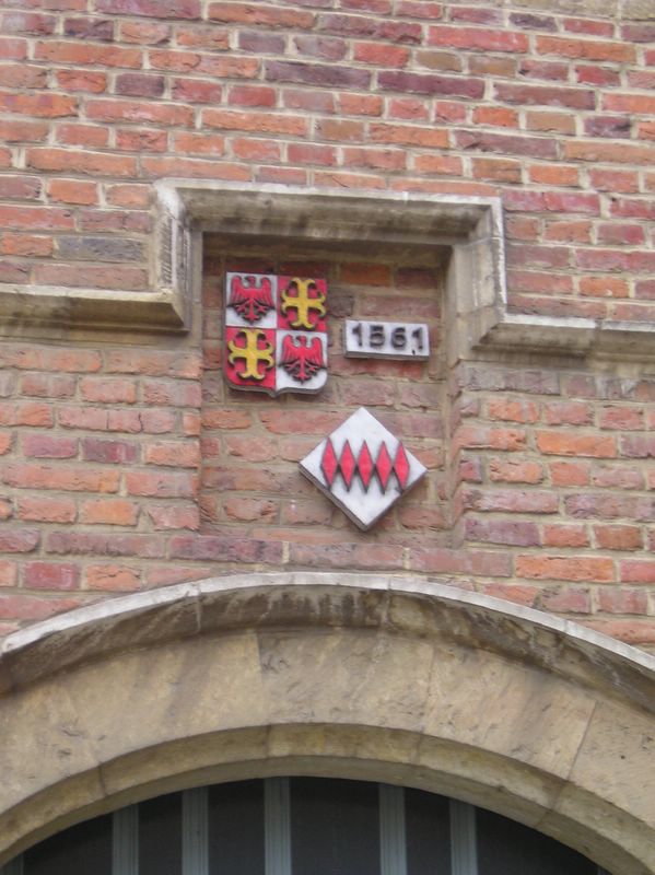 Old date and family crest (large)