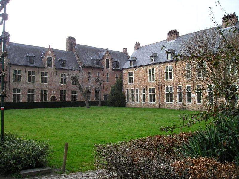 Béguinage courtyard (large)