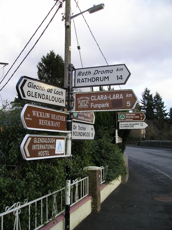 The classic Irish signpost (large)