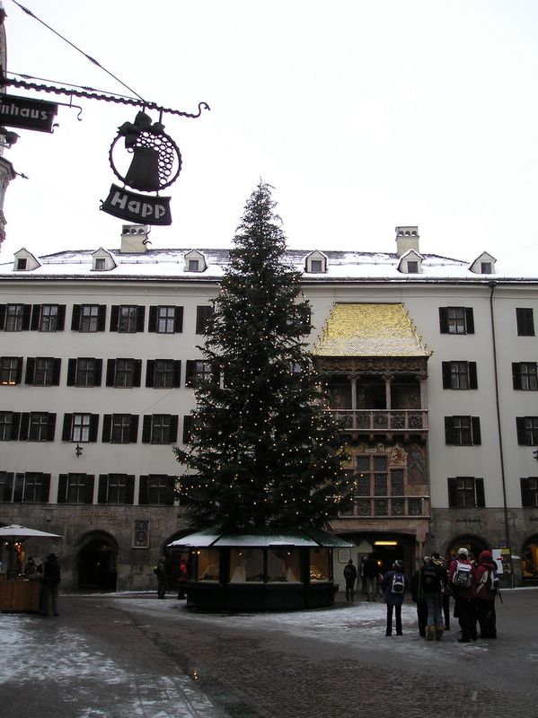Goldenes Dachl and the Christmas tree (large)