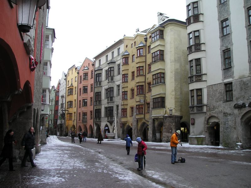 The colorful streets of Innsbruck (large)