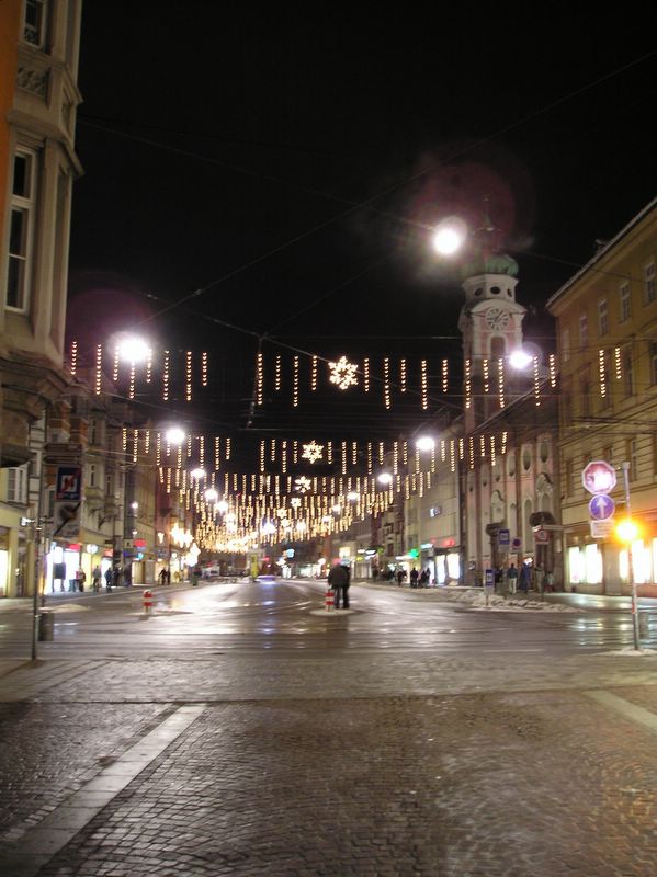 Maria-Theresien-Straße at night (large)