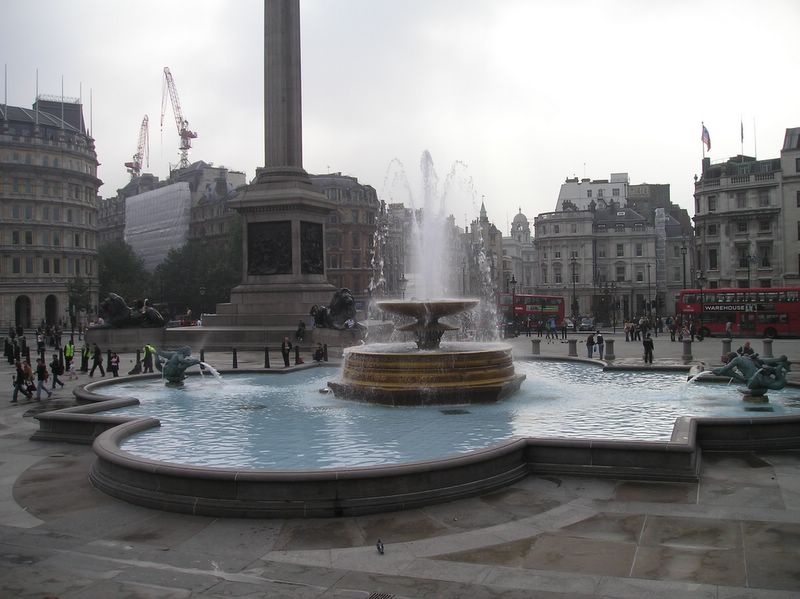 Fountain in Trafalgar Square (large)