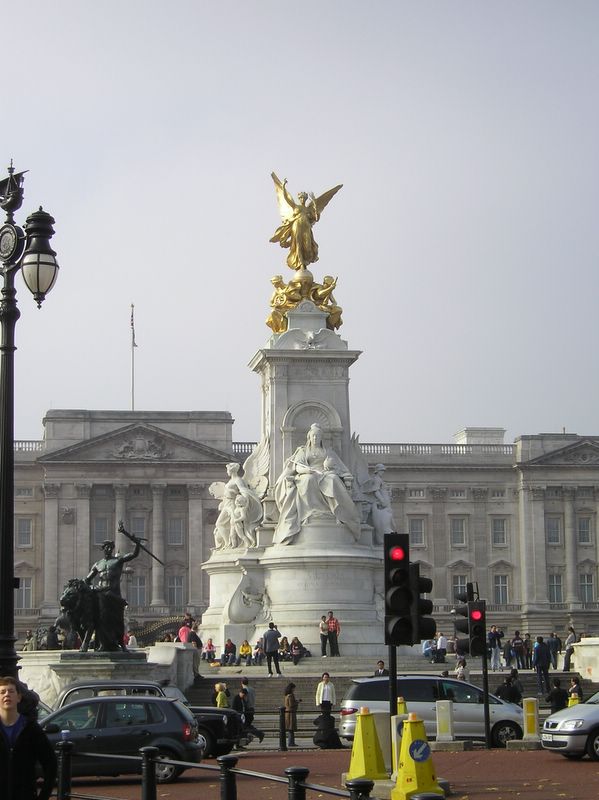 Statue in front of Buckingham Palace (large)