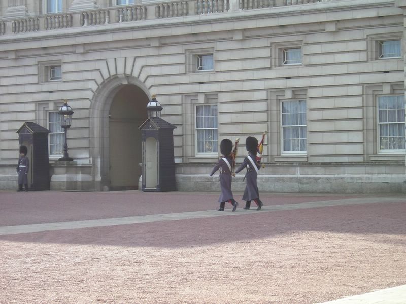 Guards at Buckingham Palace (large)