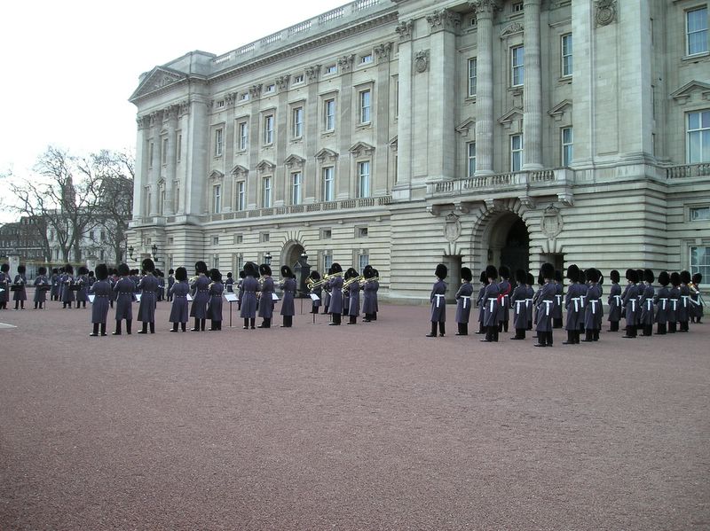 Changing of Guard at Buckingham Palace (large)