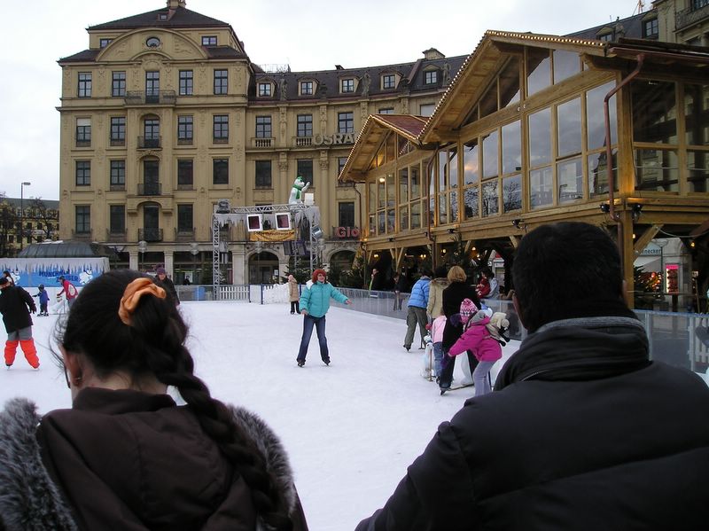 Ice skating at Karlsplatz (large)