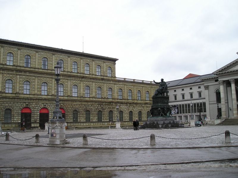 Max-Joseph-Platz and the Residenz (large)
