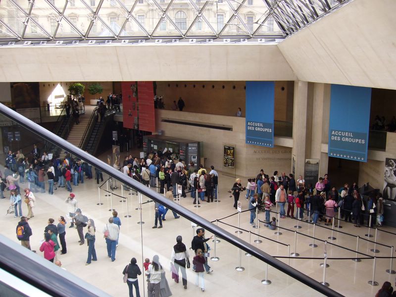 Musée du Louvre lobby (large)