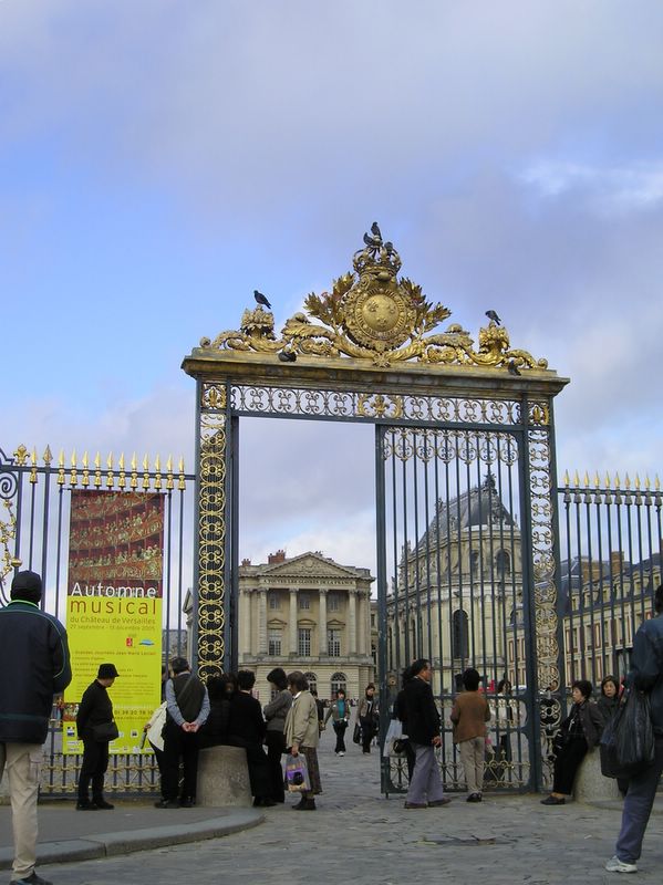 Gate into Château de Versailles (large)