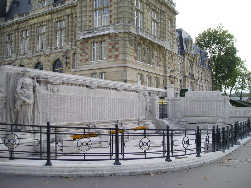 Monument outside Hôtel de Ville (large)