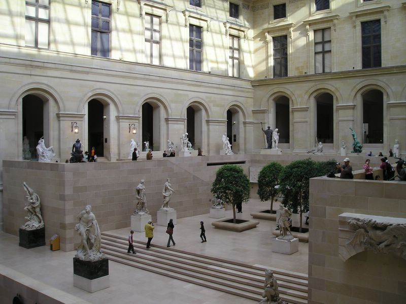 Inside Musée du Louvre (large)