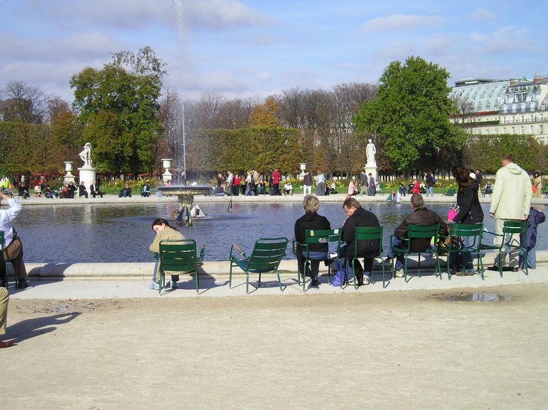 Fountain in Jardin des Tuileries (large)