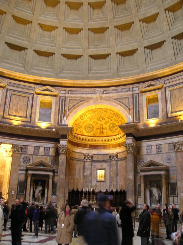 Dome and alter in Pantheon (large)