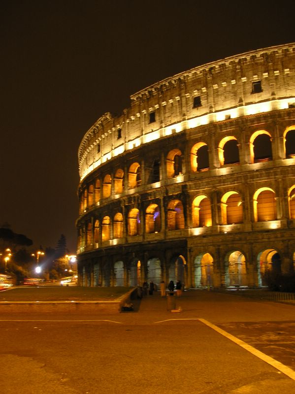 Colosseo at night (large)