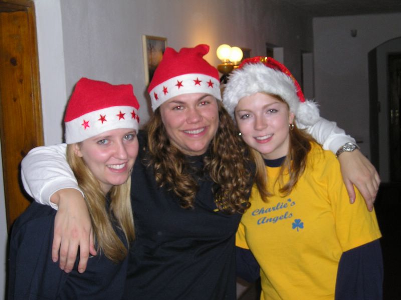 Girls and christmas hats (large)