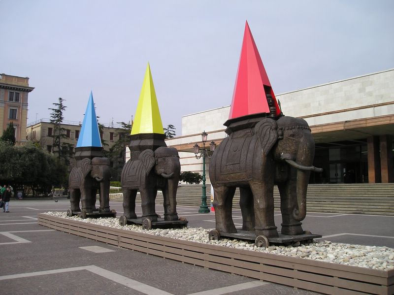 Weird elephant sculpture (large)