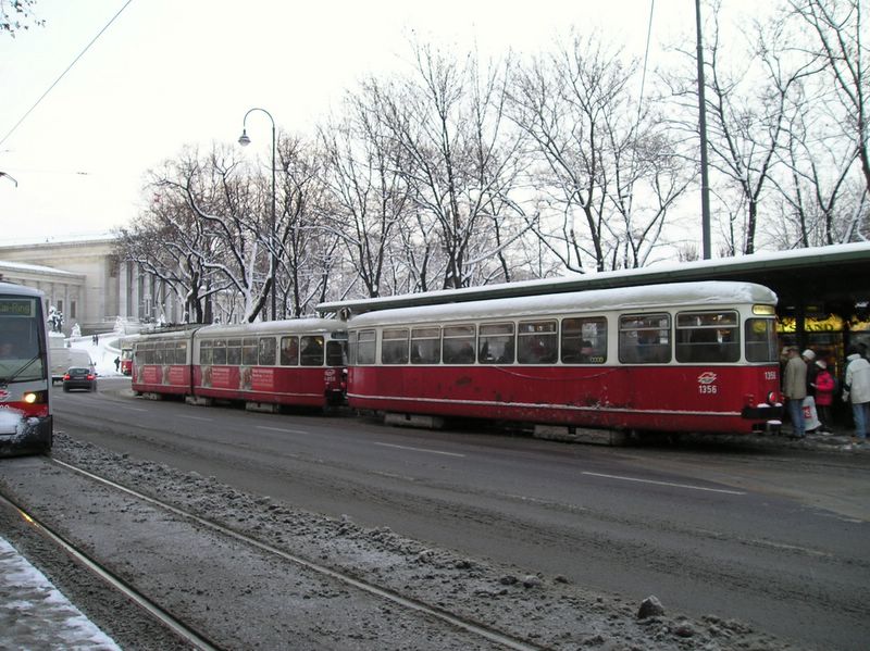 Old tram (large)